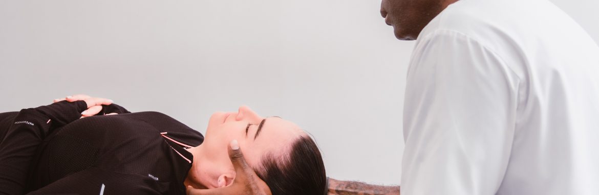 Joe Arrindell Osteopath Mallorca treating client