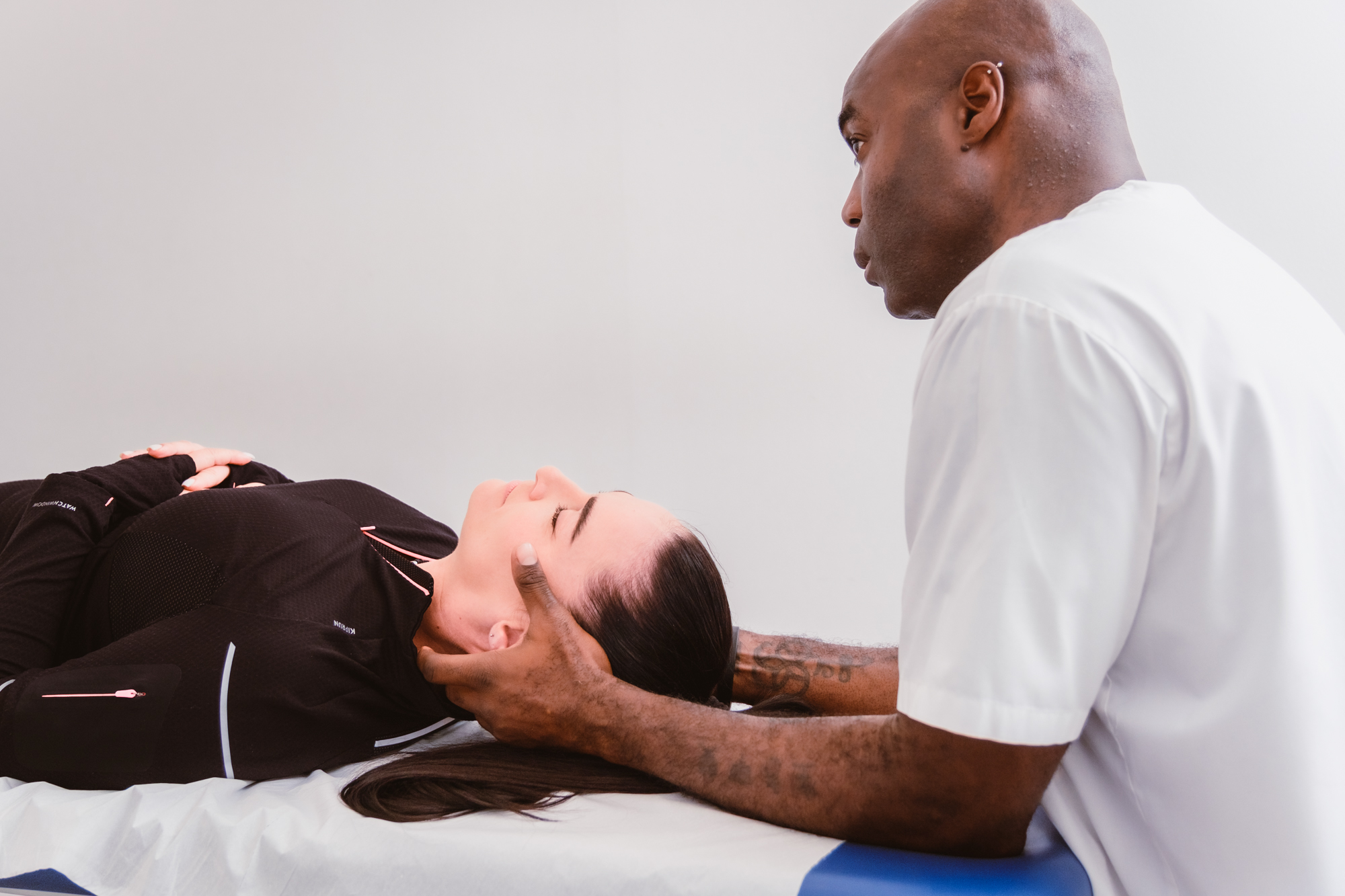 Joe Arrindell Osteopath Mallorca treating client